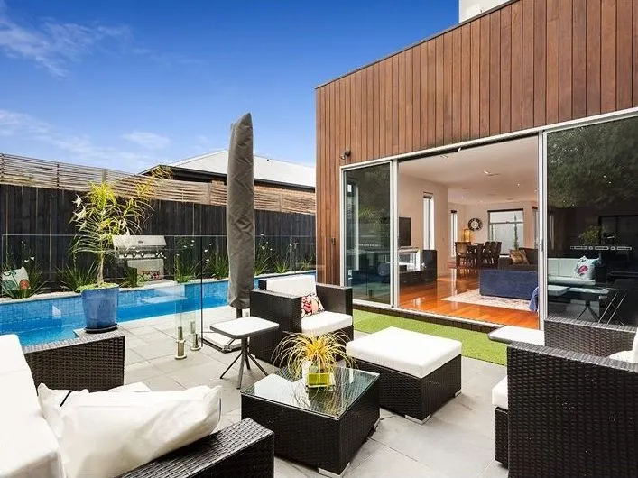 EXECUTIVE POOL-SIDE LIVING