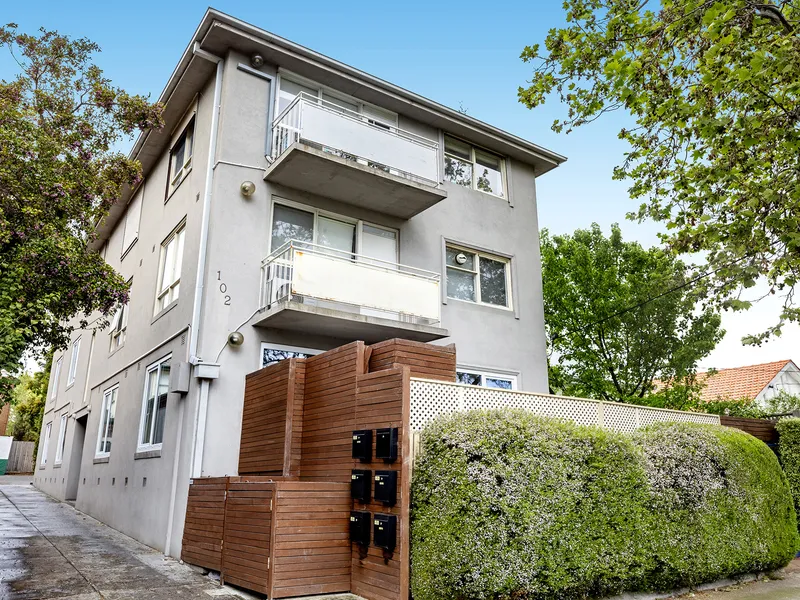 Spacious Mid-Century Modern Elegance in Privileged Position