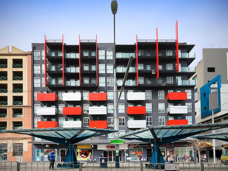 *Furnished* apartment right opposite Melbourne University and near RMIT