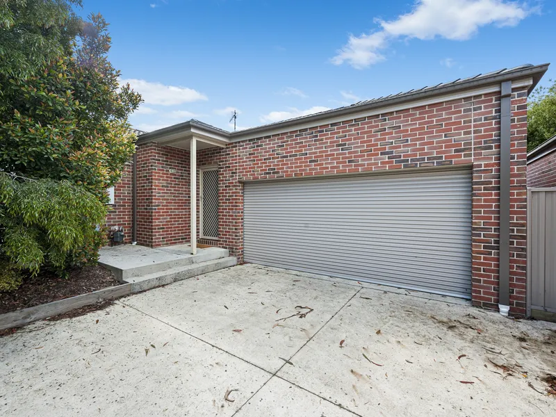 Three bedroom townhouse close to IBM & Fed Uni