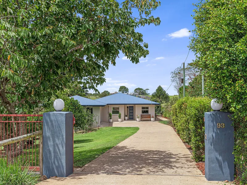 COUNTRY VIEWS - LARGE HOME - WALK TO MALENY