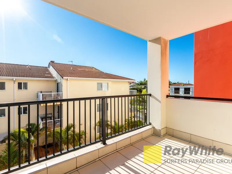 Spacious Apartment close to the Broadwater