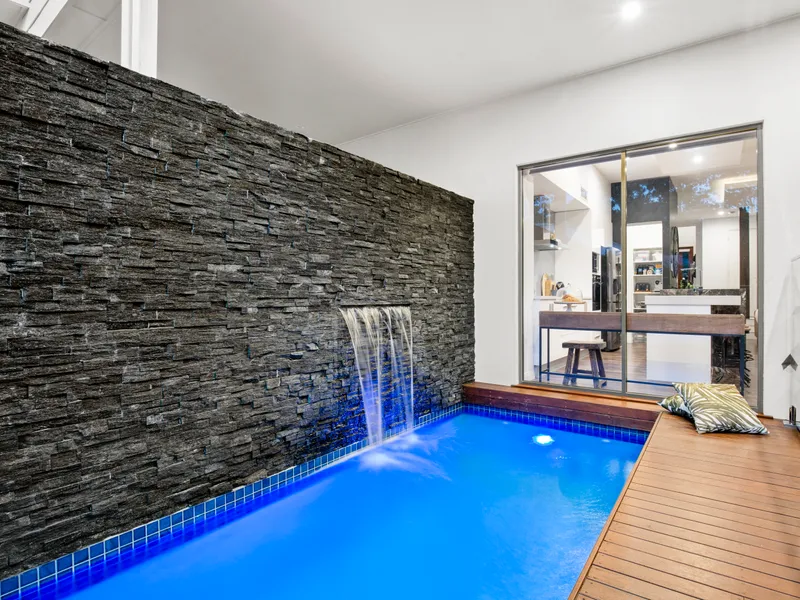 Immaculate Easy Care Duplex Villa, Central To Amenities!