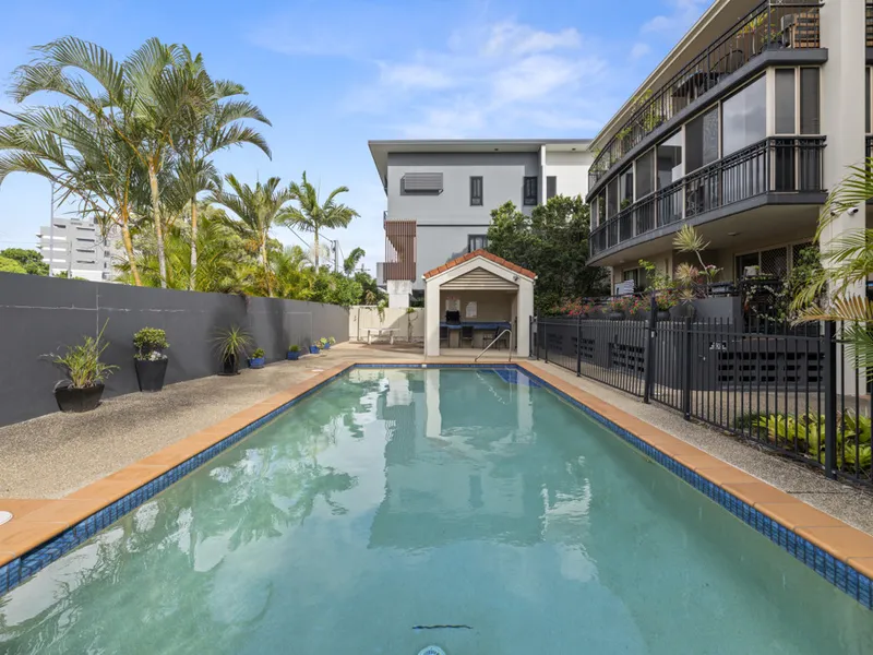 Modern 2 Bedroom Apartment Only 300m Away From The Beach