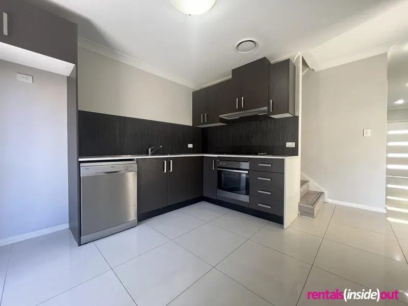 Modern 3 bedroom townhome within Girraween school catchment