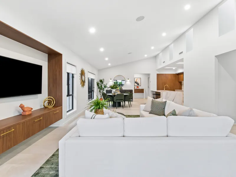 IMMACULATE FAMILY HOME WITH HIGH END FINISHES