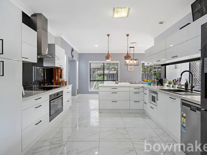 Large 841m2 Block with Lake Views!!