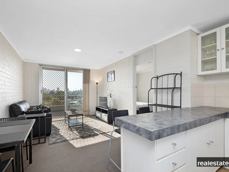 LOCATION, LIFESTYLE & VIEWS - HAVE IT ALL!