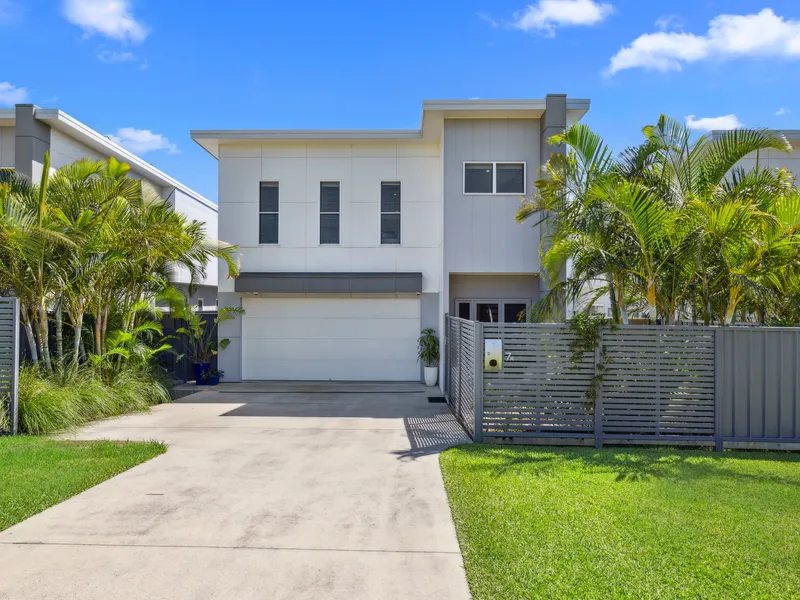 Contemporary Central Beachside Living!