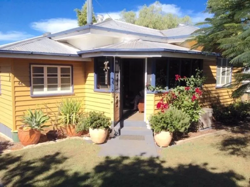 Charming Secure Home with Huge Aviaries
