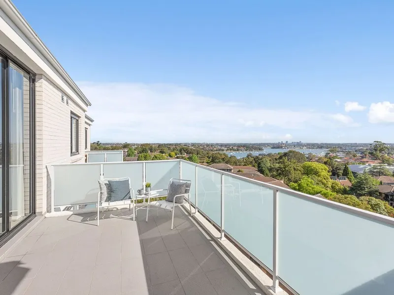 Top Floor Apartment with Uninterrupted Water Views