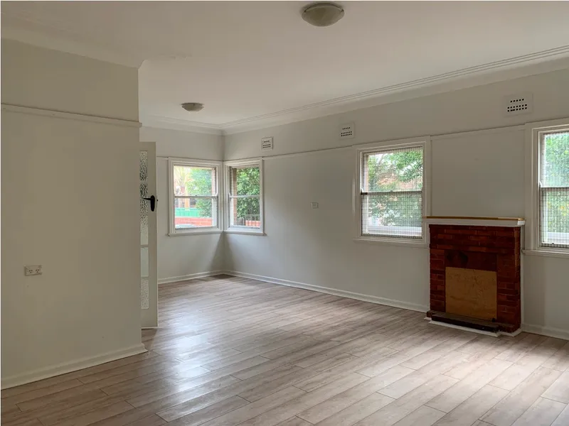 Freshly Painted 2 Bedroom Full-brick house close to train station & all amenities