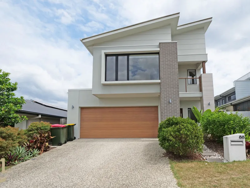 Large Stunning family home with Ducted Reverse Cycle Airconditioning throughout.