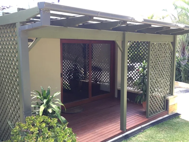 Studio with undercover deck in quiet cul-de-sac