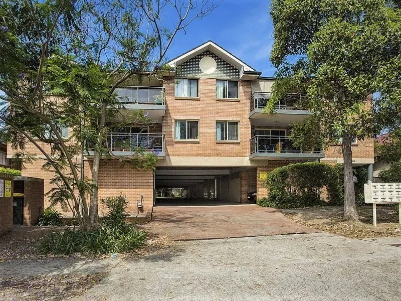 LARGE & Modern, Street Facing Unit
