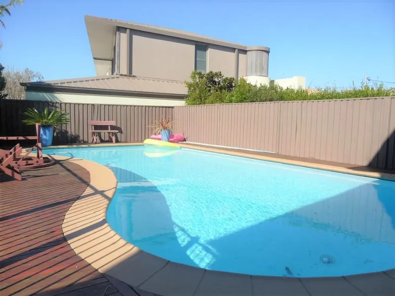 SPACIOUS APARTMENT IN COASTAL LOCATION WITH POOL AND OUTDOOR GARDEN!