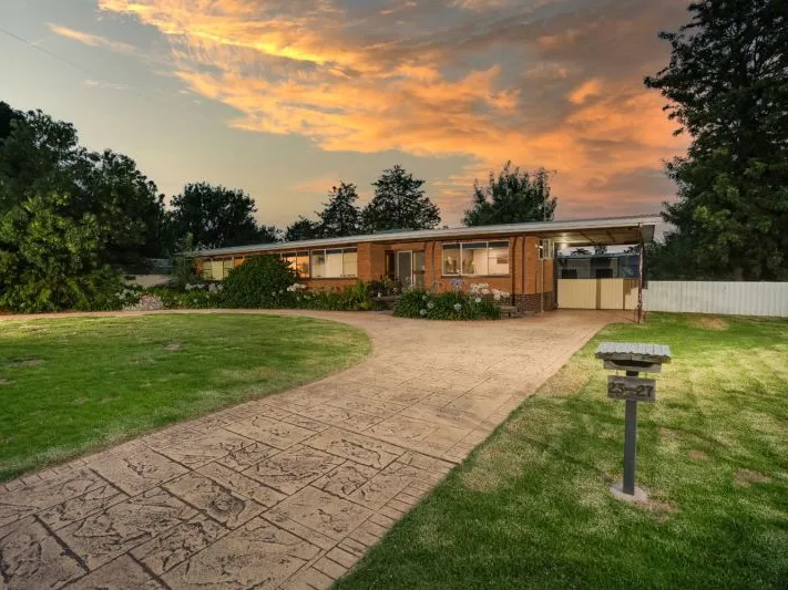 Renovated 4 Bedroom Home - Central Rutherglen