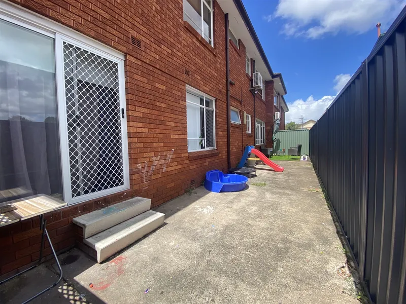 Large 2 bedroom unit with courtyard and private entrance