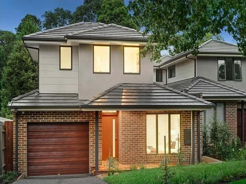 Modern Townhouse In Ideal Location!