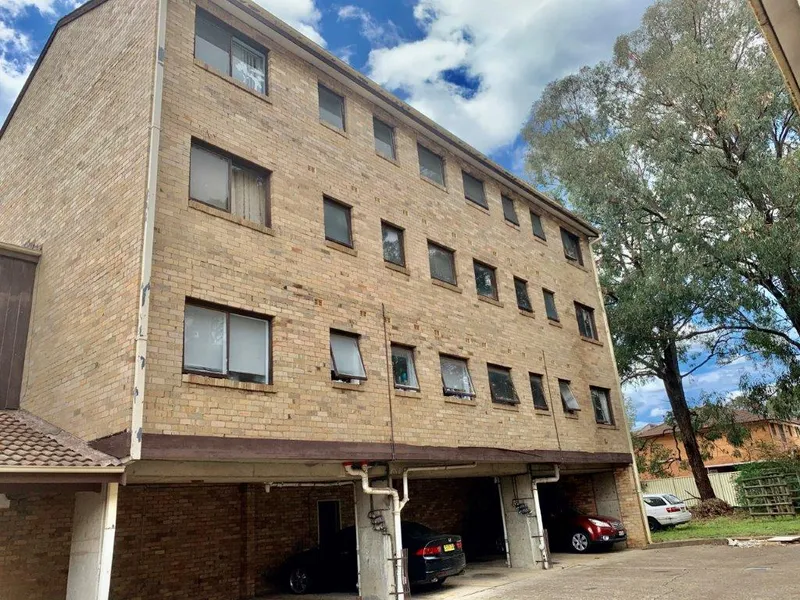 TOP FLOOR WITH DISTRICT VIEW 