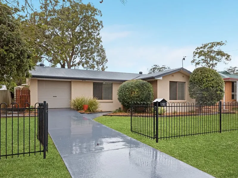 Beautiful Home Opposite Parklands 