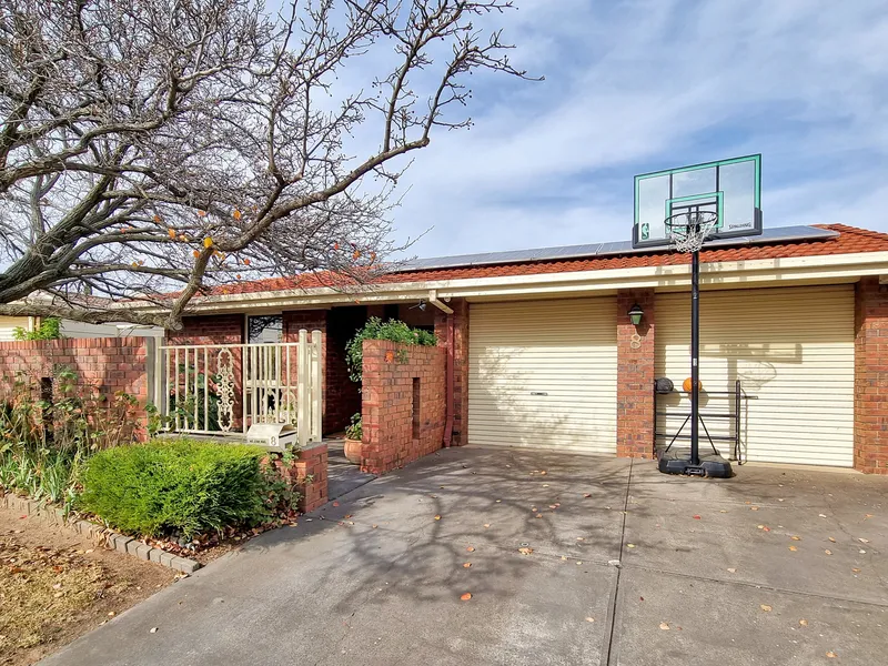 Gorgeous, family home in quiet cul-de-sac