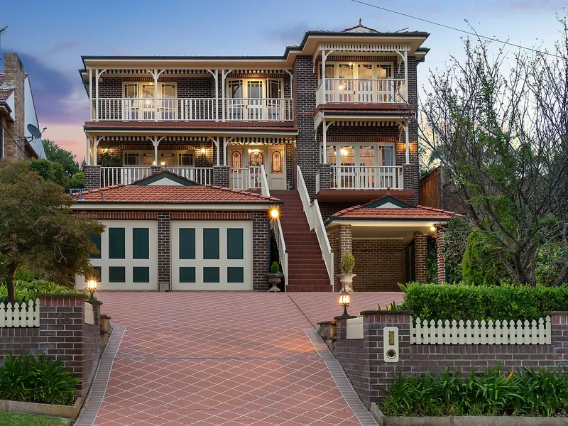 Deluxe family haven in desirable waterside enclave