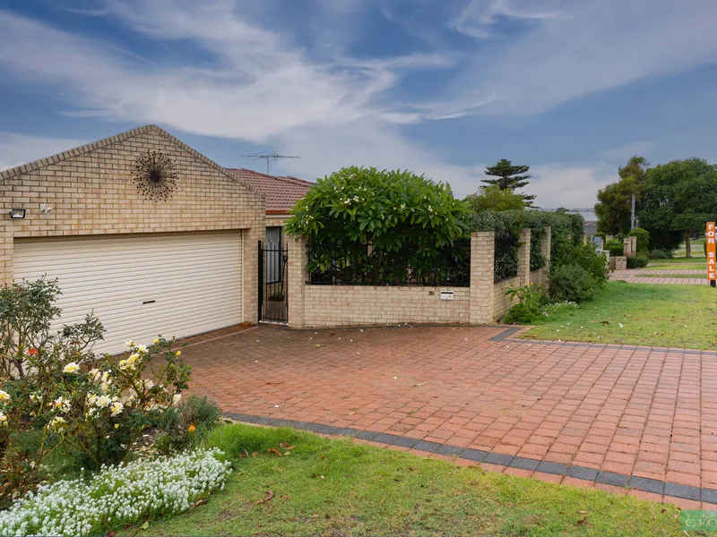 Street front 3 bedroom villa, NO strata fees, Ideal location!