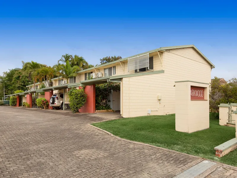 TOWNHOUSE - RENOVATED BATHROOM & KITCHEN. CLOSE TO CBD