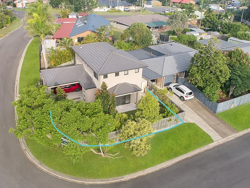 5 YEARS YOUNG - VIEWS & BREEZES - LOW MAINTENANCE HOME!