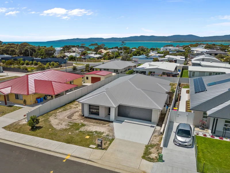 BRAND NEW EXECUTIVE HOME IN HAWLEY BEACH