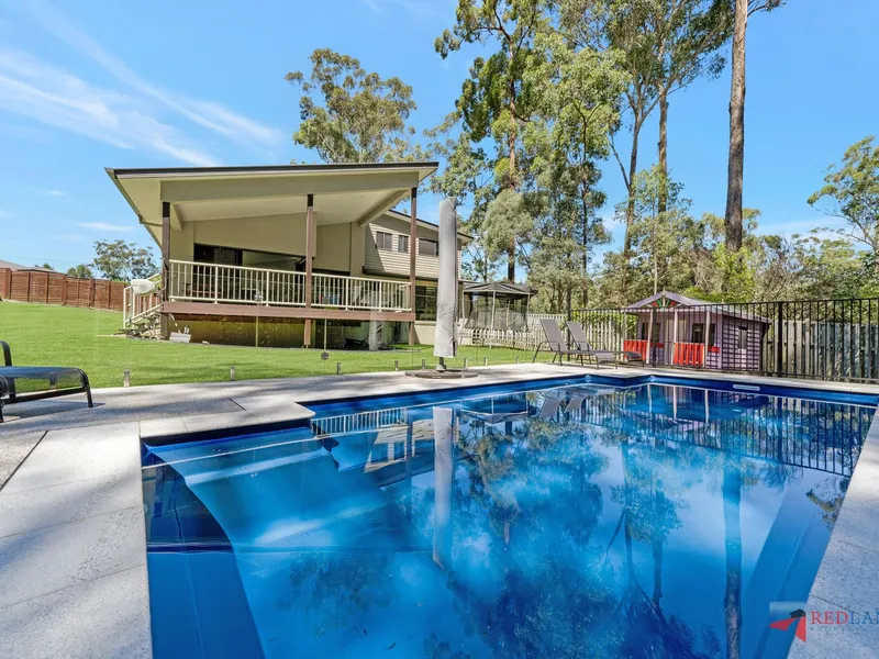 SPACIOUS HOME WITH POOL AVAILABLE UNTIL JANUARY 2022! CAN BE FURNISHED!
