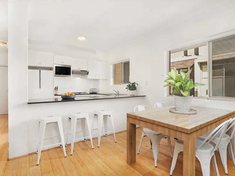 Contemporary courtyard apartment with abundant light and privacy!