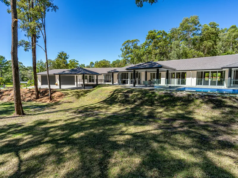 AS NEW - A STUNNING HINTERLAND OASIS FOR A LARGE FAMILY!!