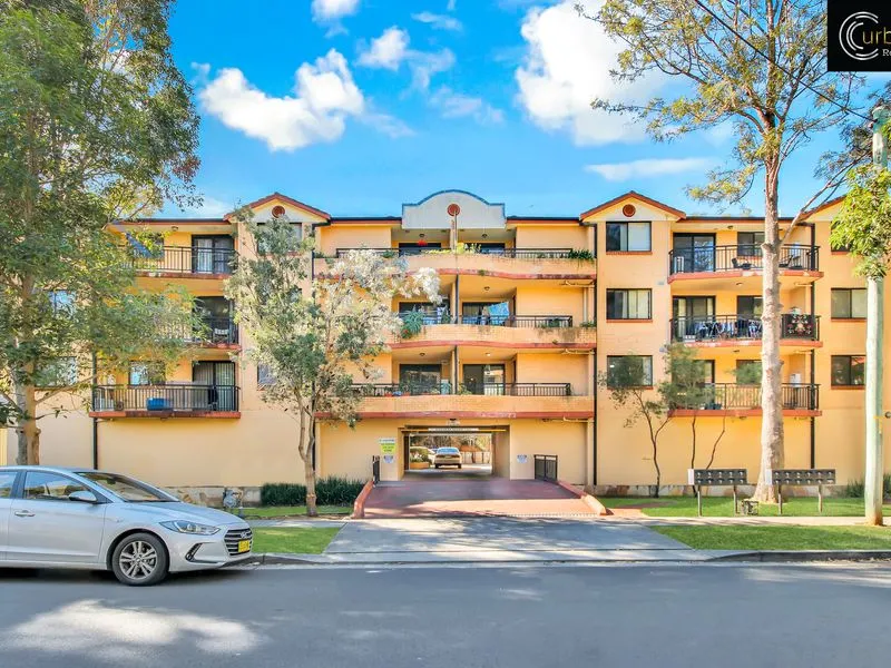 Short Walk to Station and Shopping center with 2 balconies!