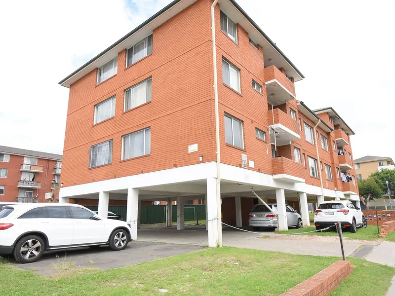 FRESHLY PAINTED - GOOD CONDITION 2 BEDROOM UNIT