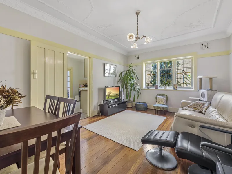 Spacious Art-Deco Two Bedroom Apartment