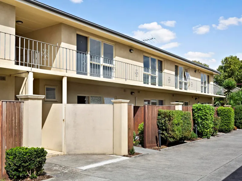Sun-Filled Courtyard Living