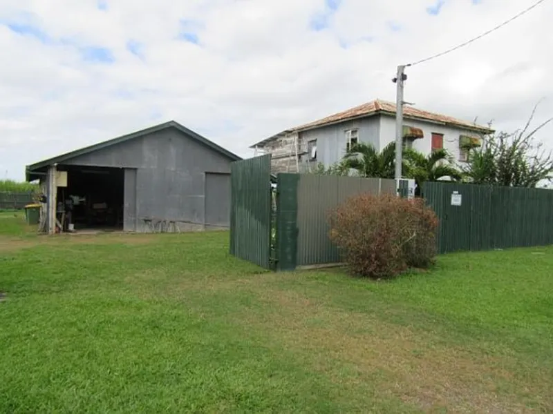 PROPERTY IN RURAL AREA ON LARGE BLOCK !