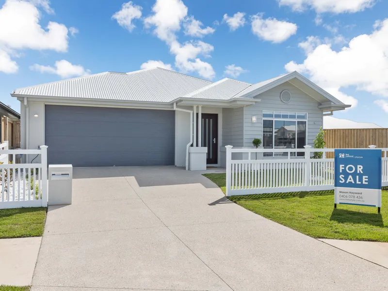 4 BEDROOM HOME PLUS POOL - ACROSS THE PARK! - REF #4059