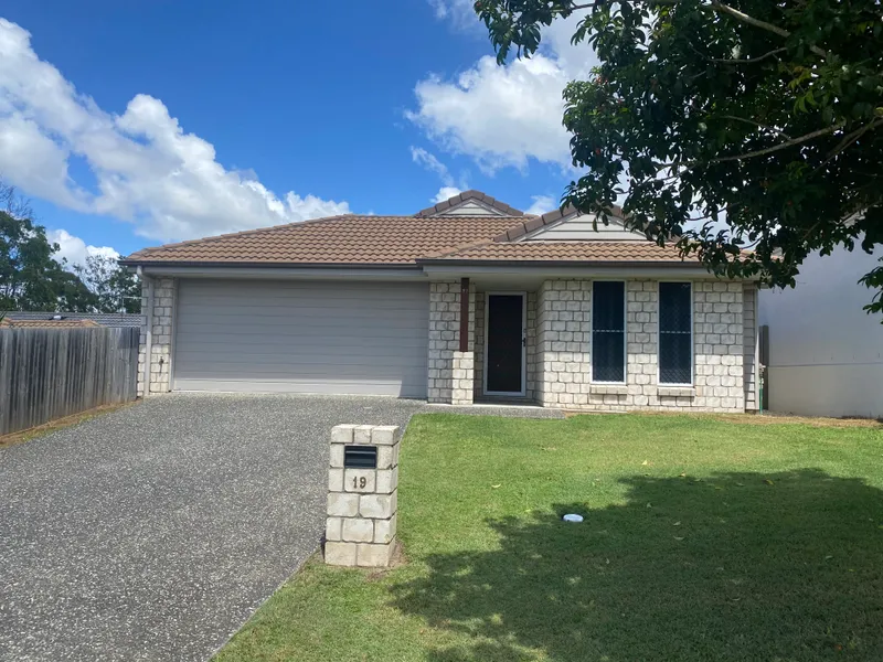 Keep cool in this modern Family home with all the extras !