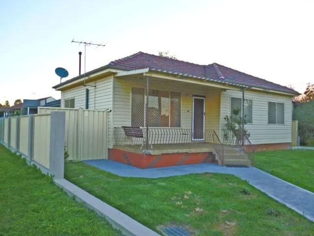 Colourbond fenced 3BR House. AC, wood floors, 2 toilets. Near train, schools & amenities.
