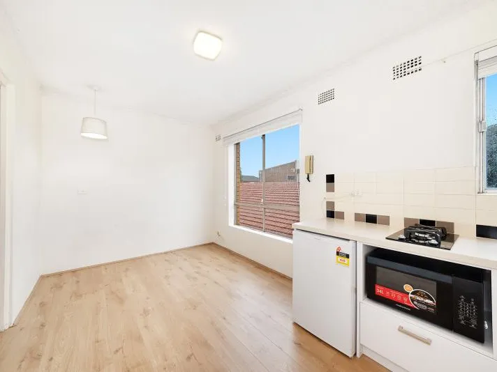TASTEFULLY RENOVATED ONE BEDROOM!