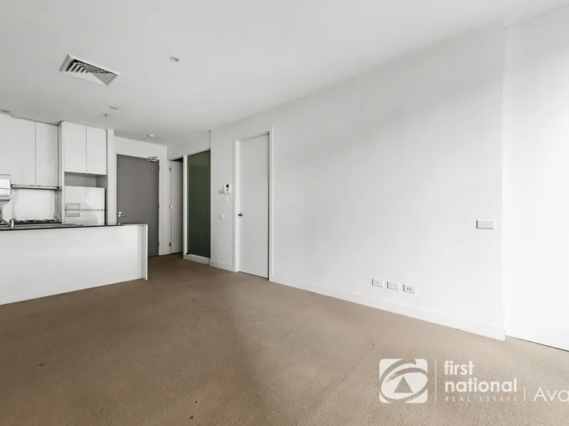 SPACIOUS APARTMENT AT THE HEART OF CBD WITH A CARPARK!