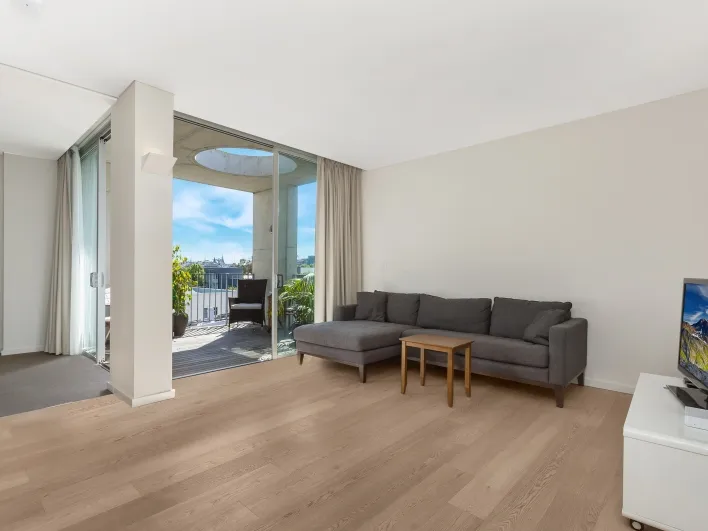 Luxury One Bedroom Apartment with Parking Only Moments to CBD!