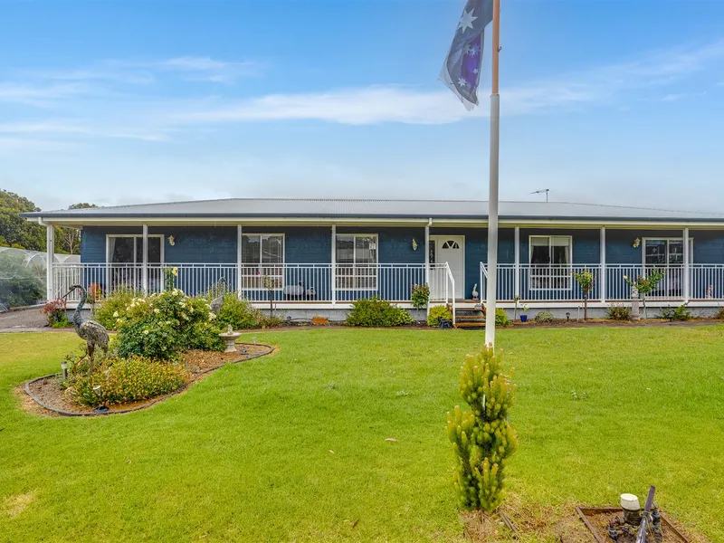 Contemporary coastal living & oh the shedding!