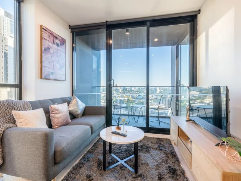 Fully furnished, Living in the convenience-heart of Southbank.