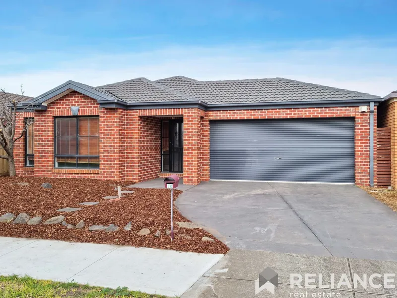 Lovely family home with extras overlooking expansive parkland!