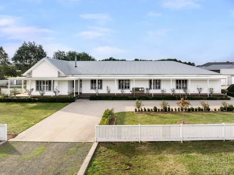 Elegant Country Living: A Luxurious Retreat on 1 Acre of Serenity