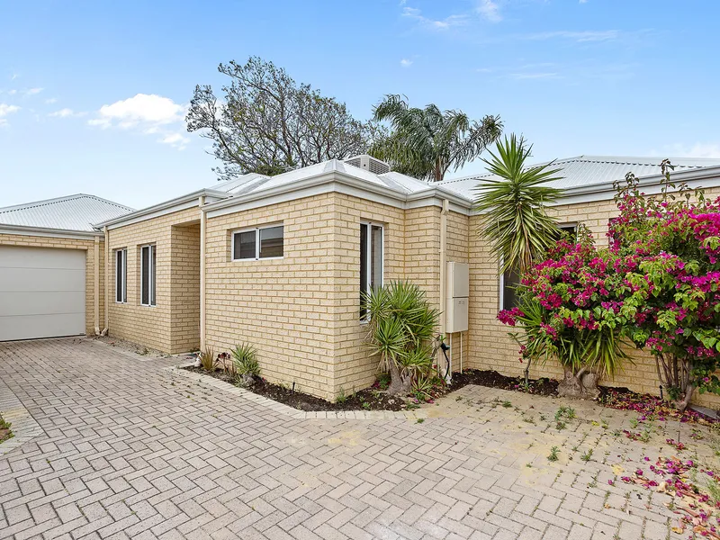 Don't miss out on this spacious and modern villa in a great location!